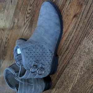 Rocket Dog Suede Gray Ankle Boot with Two Buckles Size 9.5